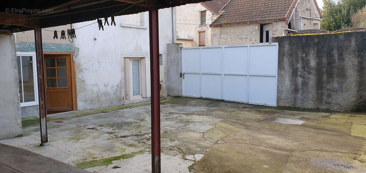 Grande maison avec dependances et cour - photo 6