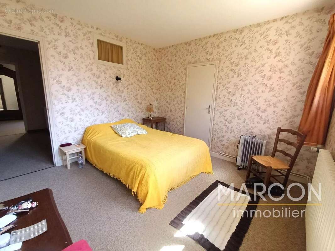 Maison à SAINT-HILAIRE-LE-CHATEAU