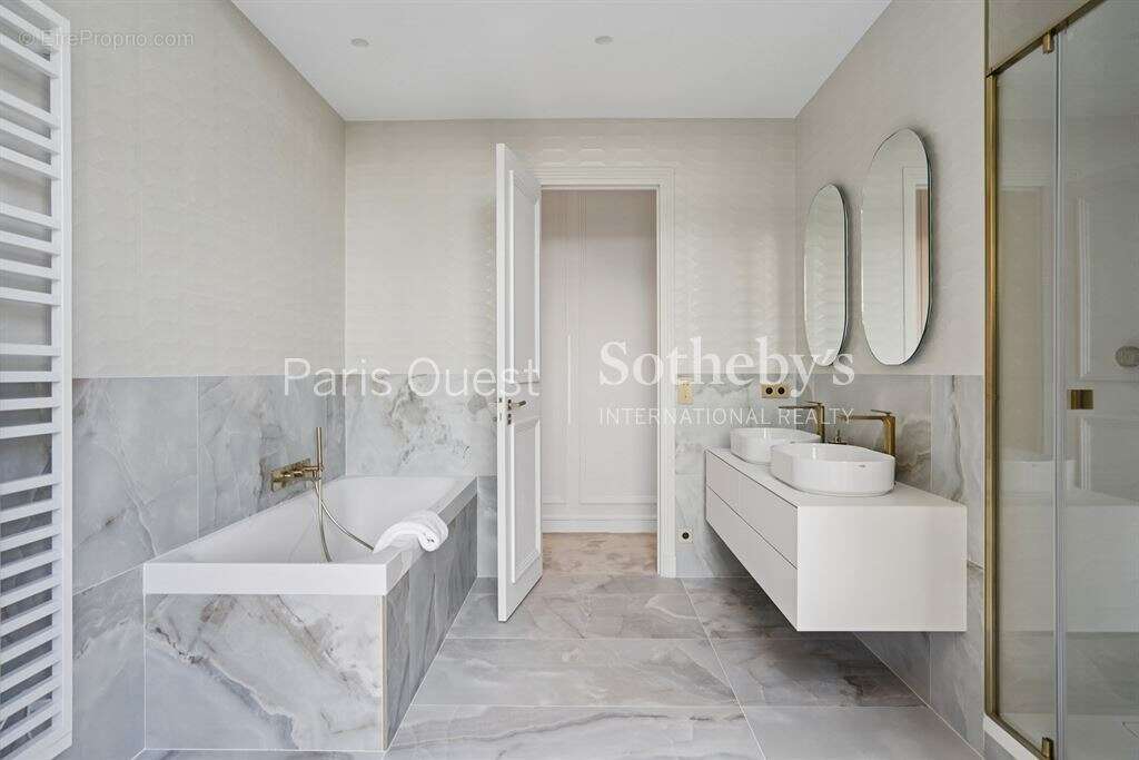 Appartement à PARIS-16E