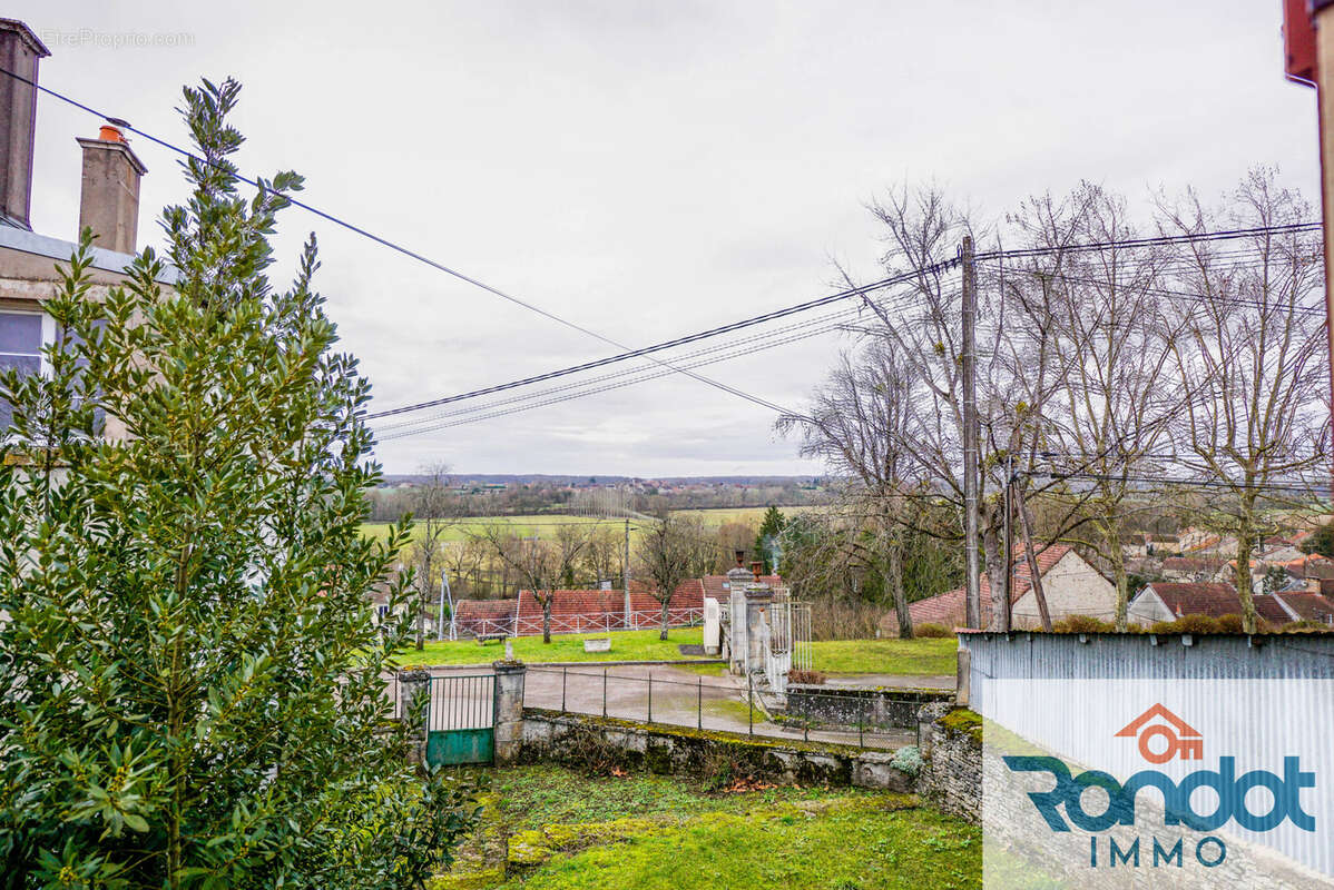 Maison à MONTIGNY-MORNAY-VILLENEUVE-SUR-VINGEANNE