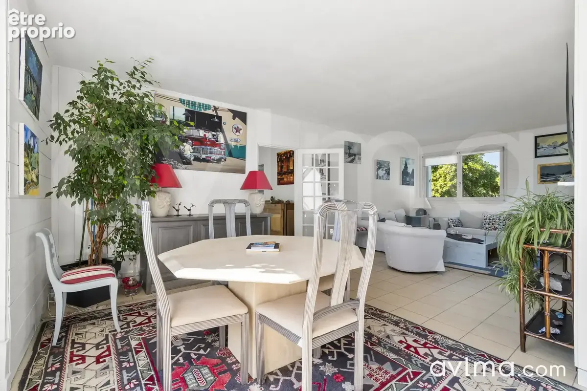 L'impression d'une maison  au dernier étage d'une résidence arborée. - photo 6