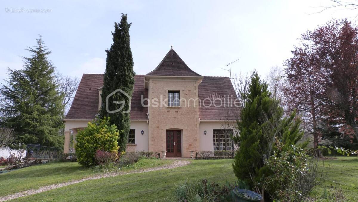 Maison à SAINT-SULPICE-DE-ROUMAGNAC