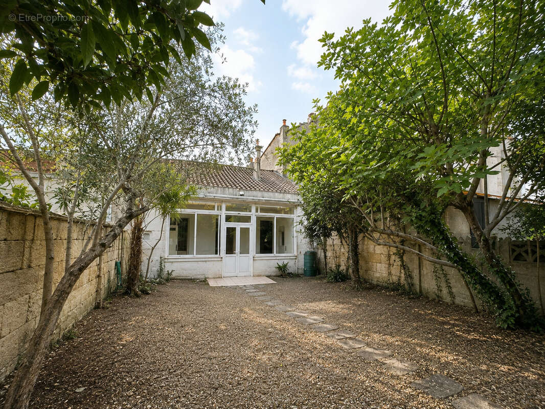 Charmante échoppe en pierre T5 avec jardin et cave - Quartier Saint-Genès - photo 2