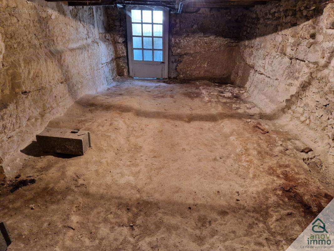 Maison à VILLEBOIS-LAVALETTE