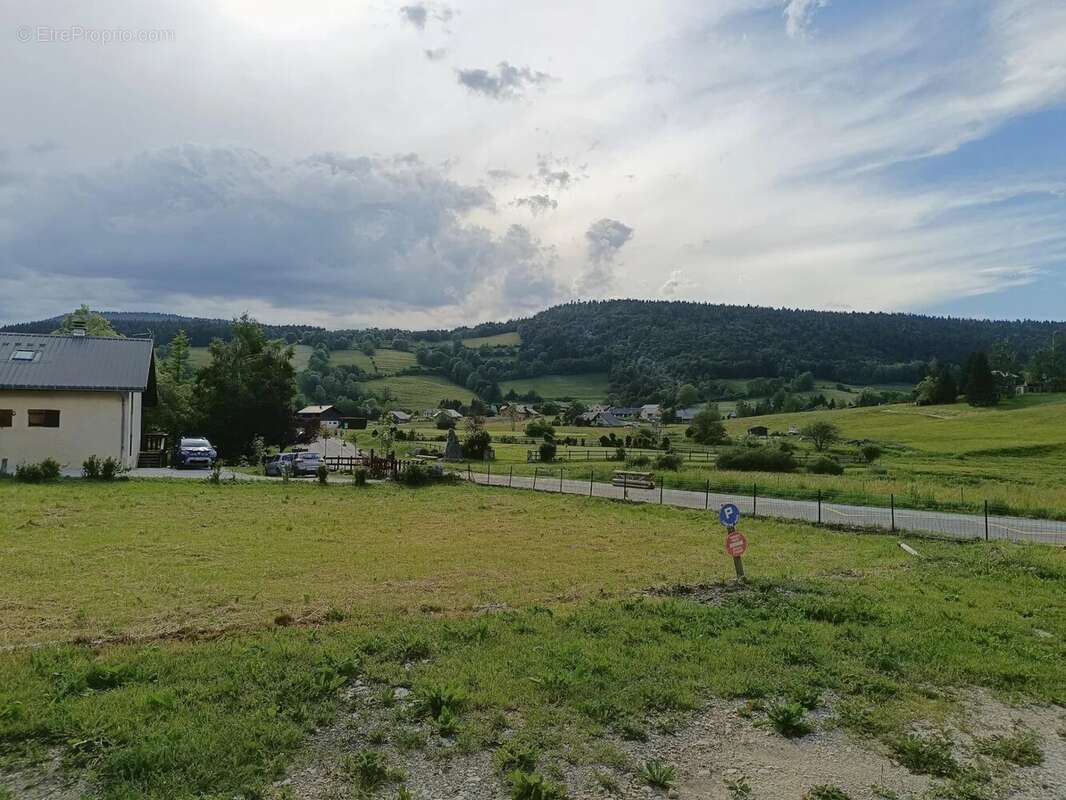 Beau terrain plat avec réseaux en bordure ,situé à Corrençon en Vercors . Tous commerces et services accessibles à pieds . - photo 3