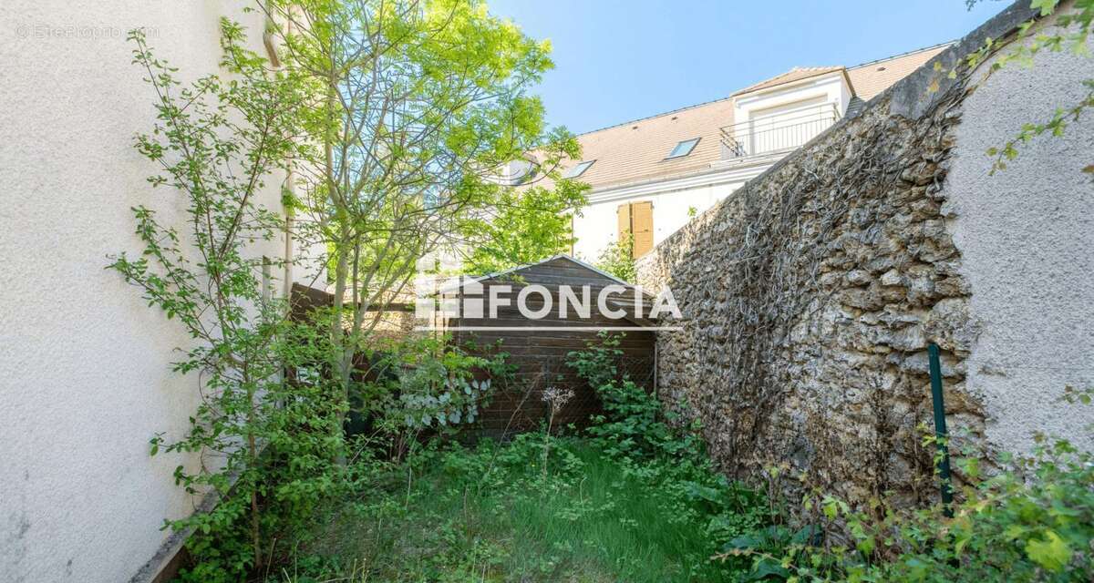 Appartement à LE MESNIL-SAINT-DENIS