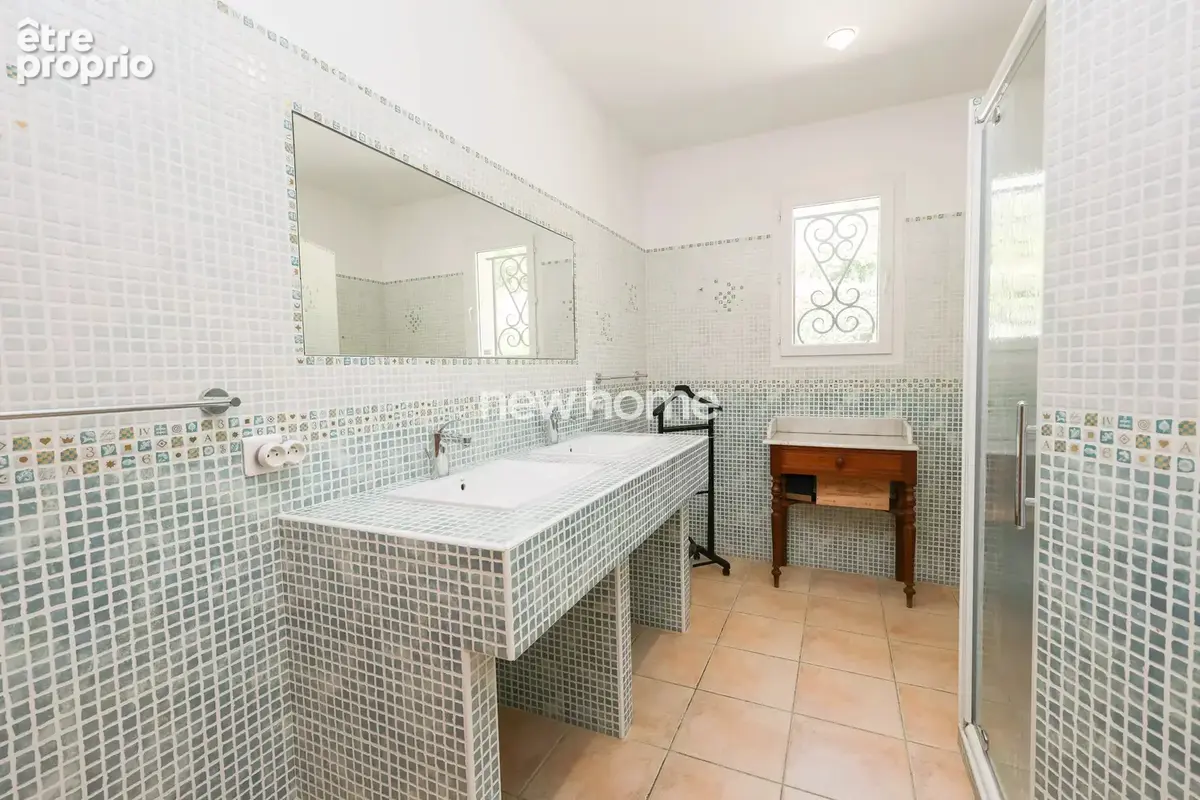 Villa de plain-pied et grande piscine - TBE - photo 22