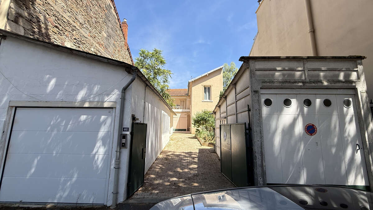 Investissement locatif à Vichy - Immeuble 3 appartements 4 garages - photo 6