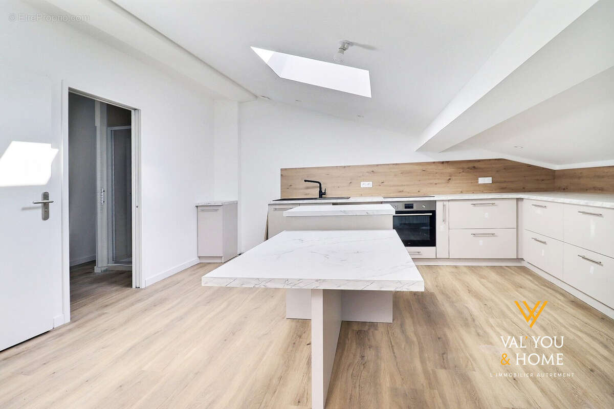 Appartement à LA TOUR-DE-SALVAGNY