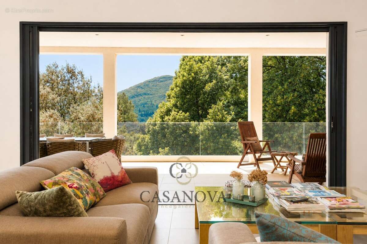 Propriété avec piscine intérieure et extérieure avec terrain de 5 300 m² à Sumène - photo 7
