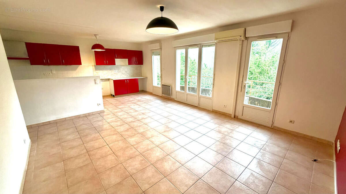 Appartement à ENTRAIGUES-SUR-LA-SORGUE