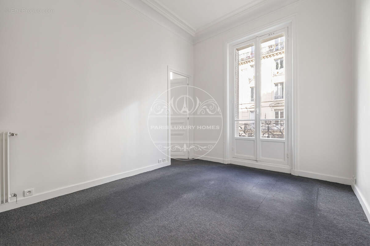 Appartement à PARIS-1E