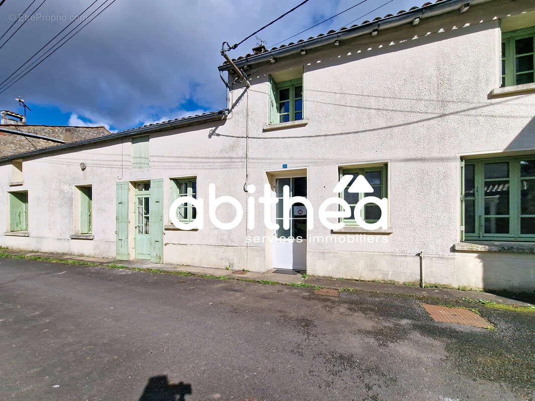 Maison à SAINT-SIMON-DE-PELLOUAILLE