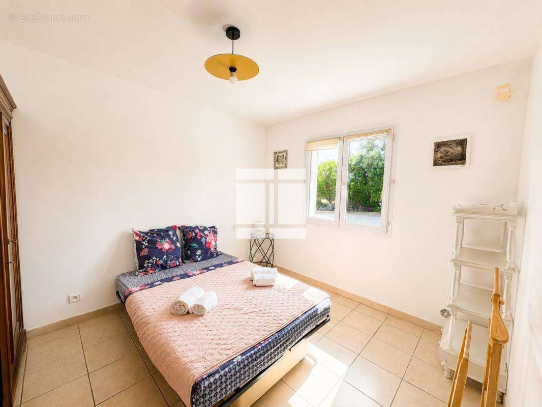 Charmante villa de 167m2 avec piscine édifiée sur un terrain de 2 722m2 - photo 12