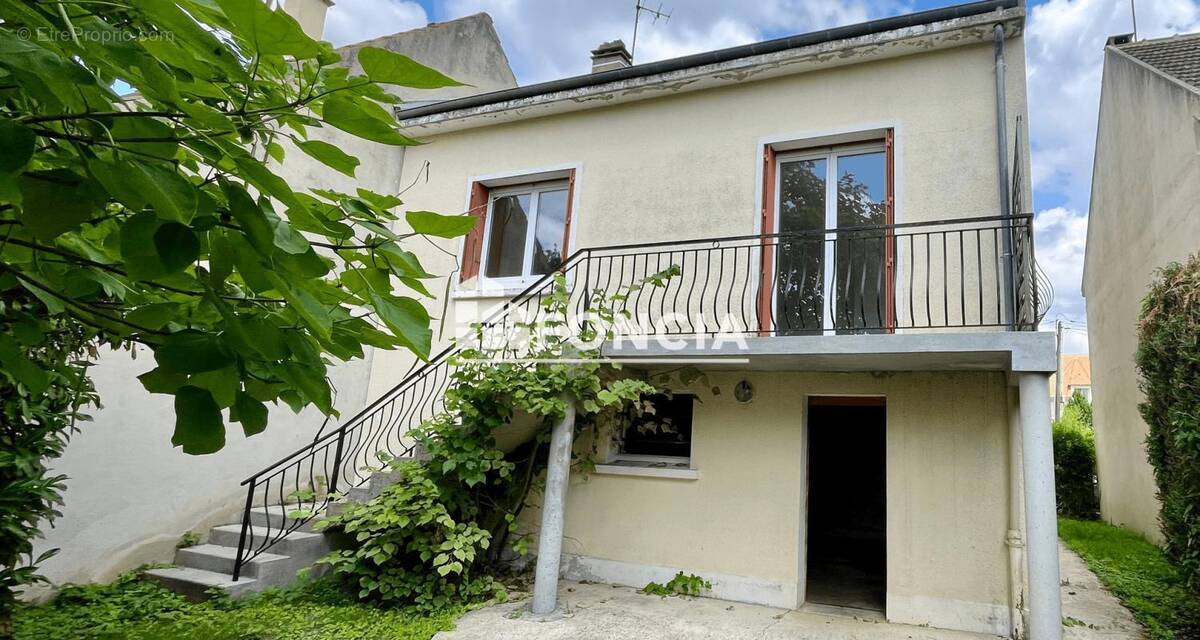 Maison à LE MESNIL-SAINT-DENIS