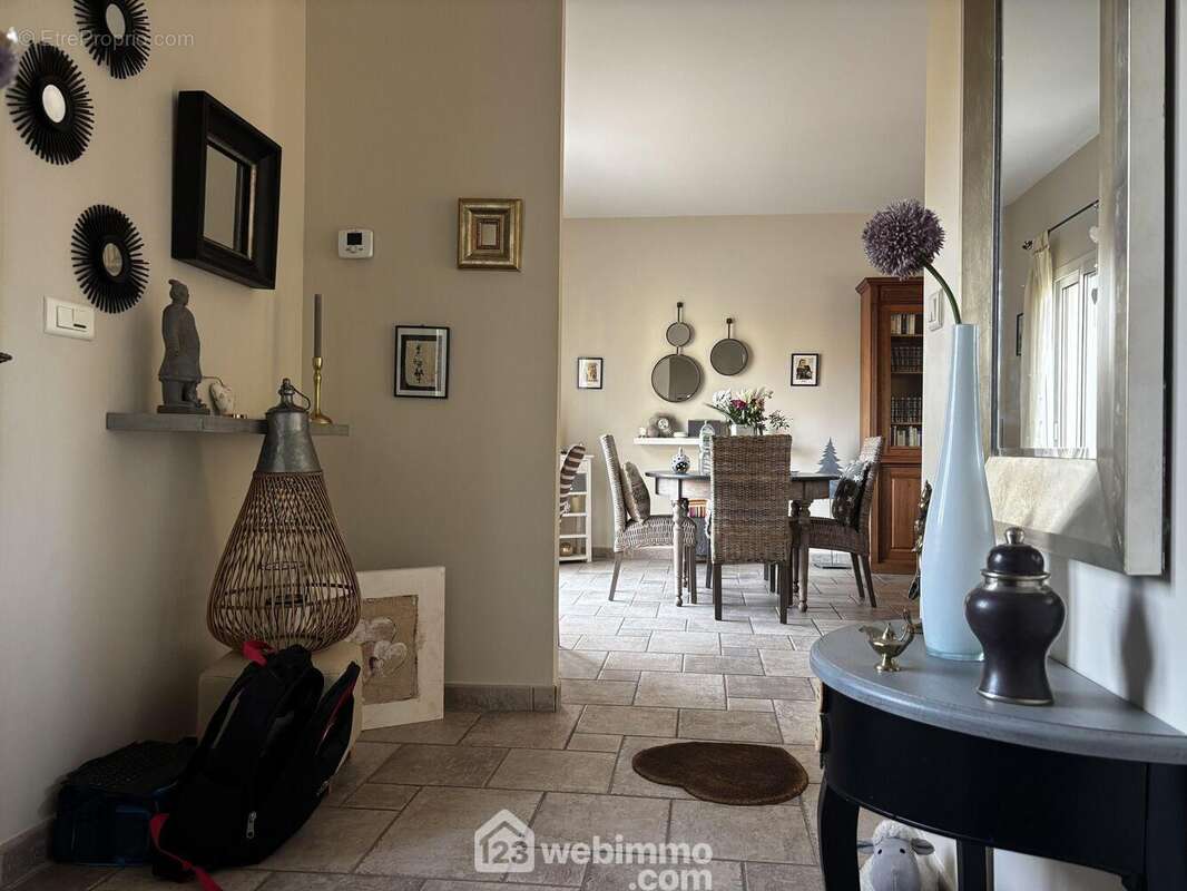 L'entrée ouvre sur :