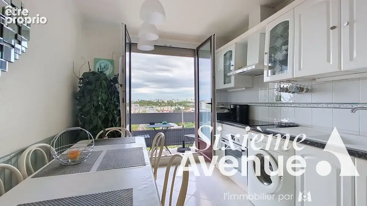 Appartement T4   80 m² env.- VUE CHÂTEAU -10ème ÉTAGE -BALCON - photo 5