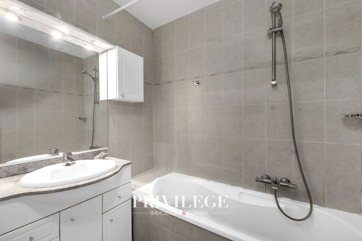 Appartement à SAINT-LAURENT-DU-VAR