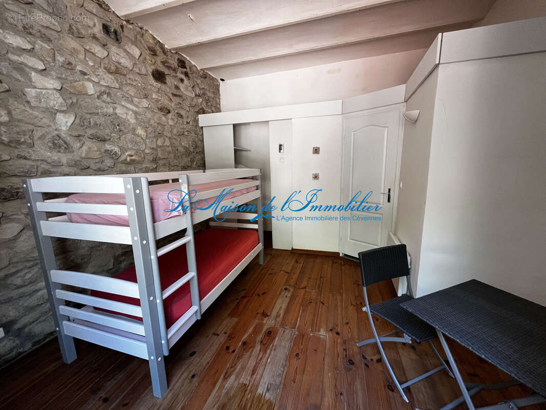 Sur hauteur du col des Brousses, maison en pierres de caractère avec studio indépendant,  garage sur 707m2 de - photo 6