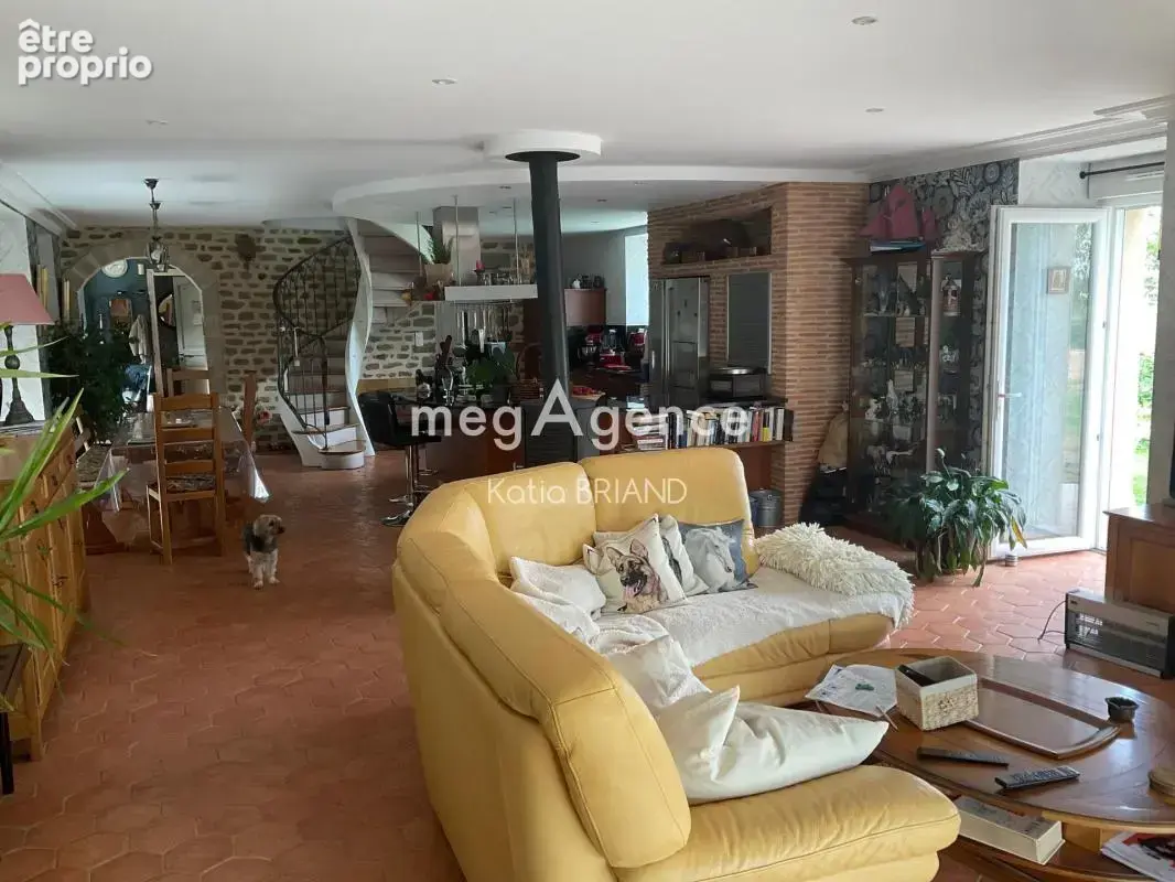 maison  en pierre de 6 pièces dont 5 chambres - photo 3