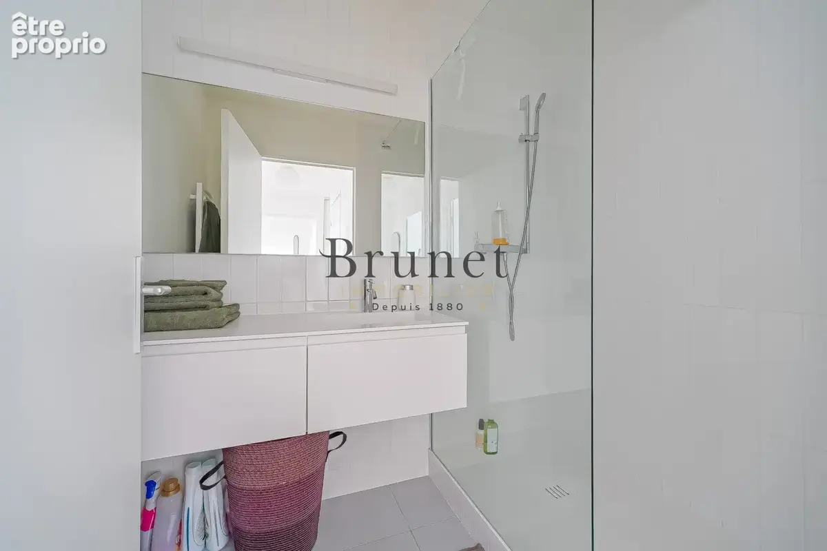 Dernier etage - deux pieces en excellent etat avec balcon terrasse - photo 7