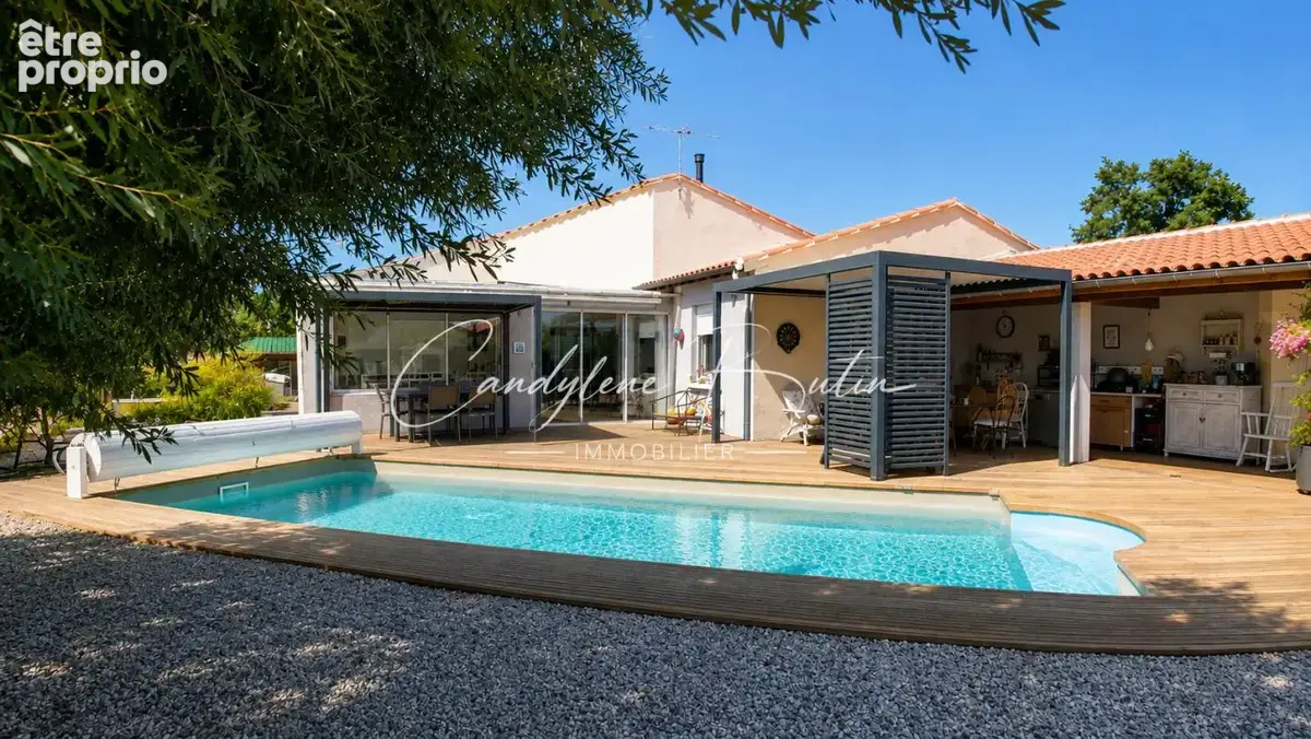 Villa de plain-pied , 164.7 m² ,4 chambres , 3 suites ?,piscine , terrain 1 025 m² - photo 2