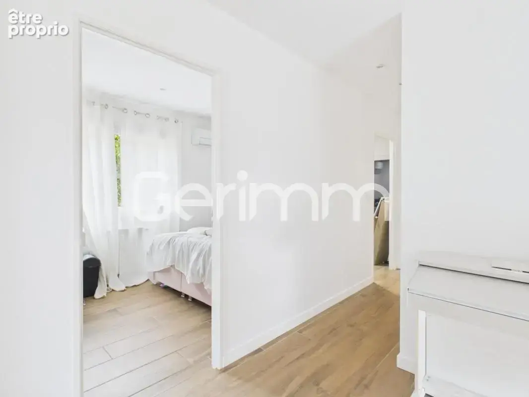 Vente - Maison - 5 pièces + cuisine - 124 m² - 525 000 € - VIF - photo 10