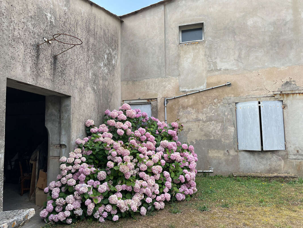 Grande maison en pierre à rénover dans un village prisé - photo 4