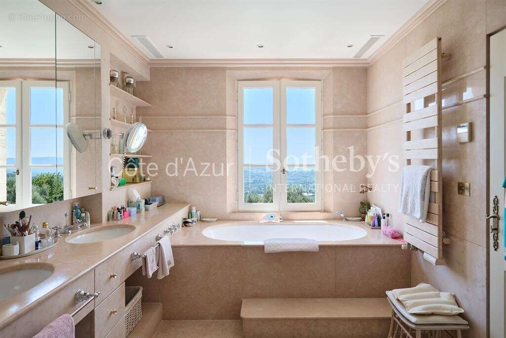 Maison à CHATEAUNEUF-GRASSE