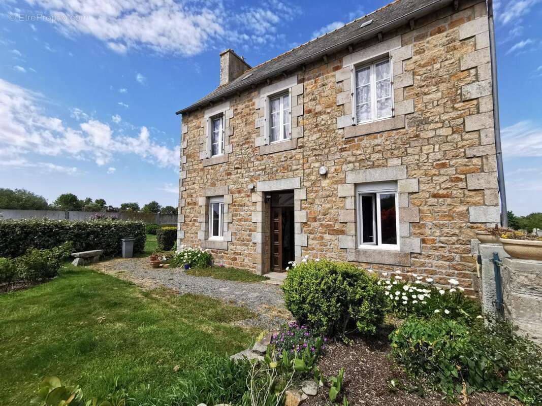 Maison à CAOUENNEC-LANVEZEAC