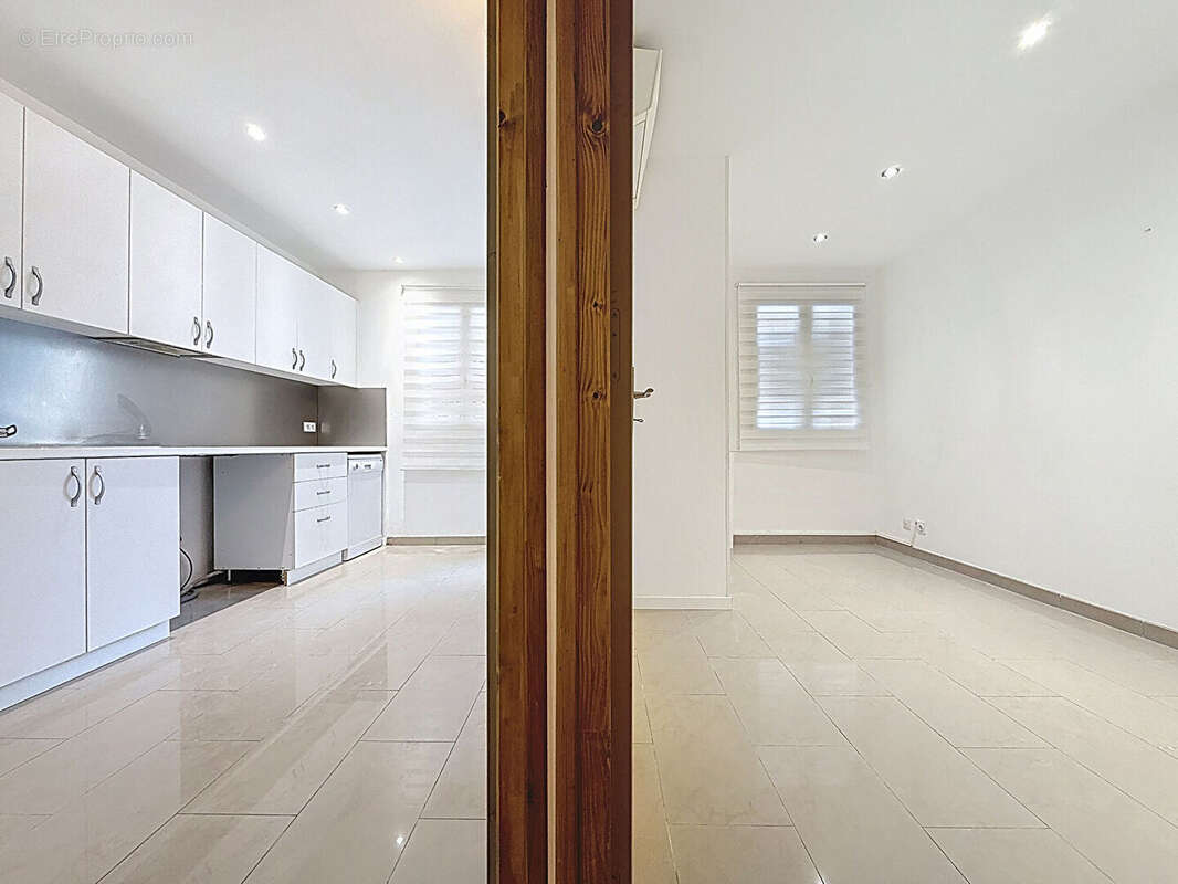 Commerce à VALLAURIS