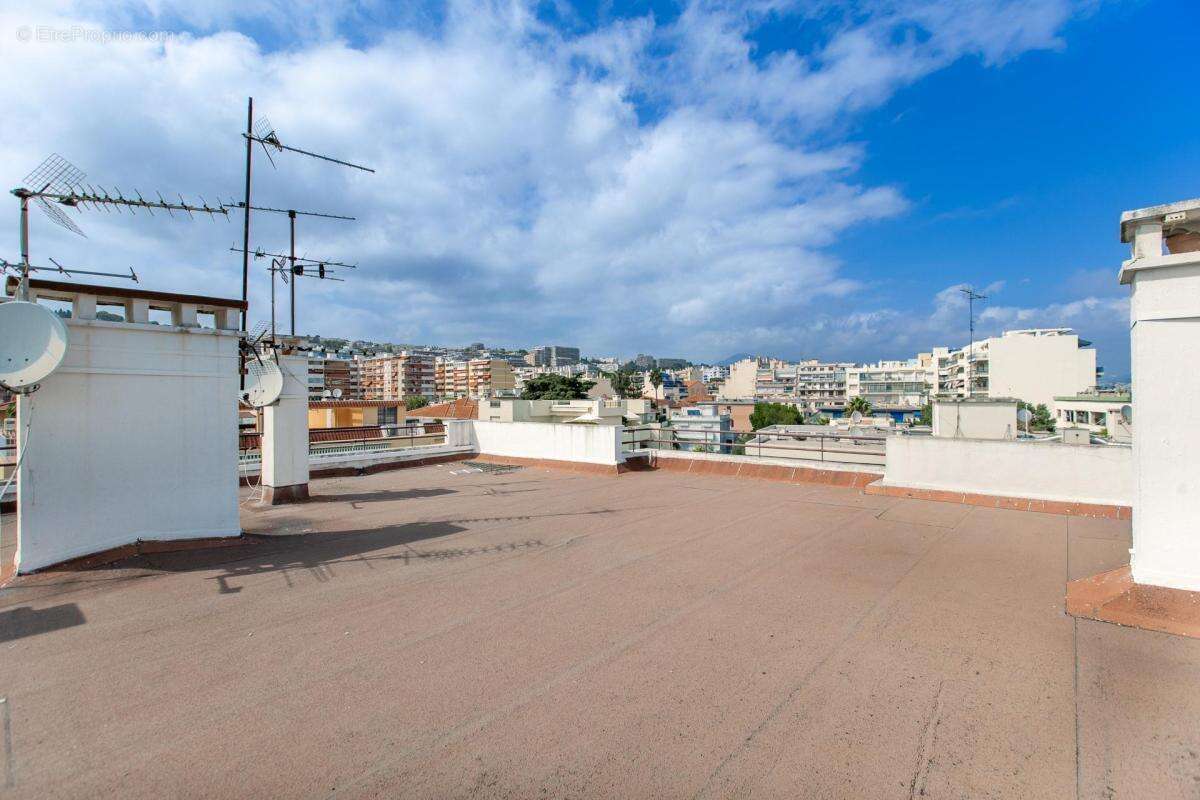 Dernier étage - A 2 minutes de la mer très beau 3 pièces de caractère avec grande terrasse et roof top aménageable - photo 10