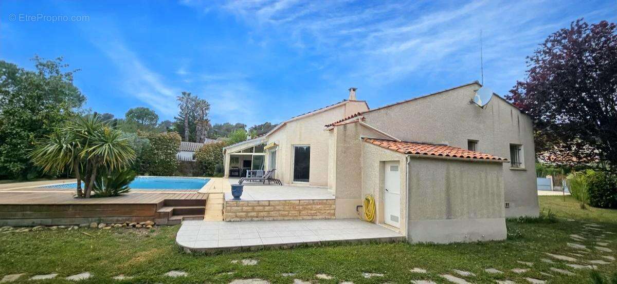 Maison 240 m² à Saint-Clement-De-Riviere  - photo 3