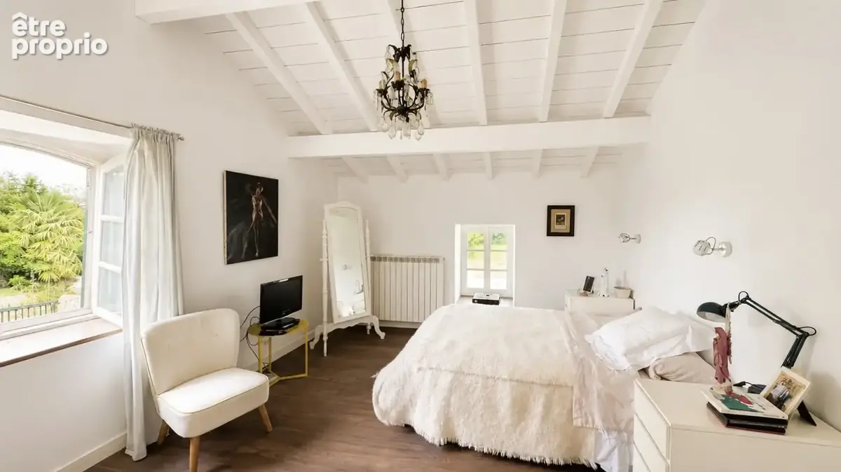 Maison de caractère du XVIIIe siècle rénovée  402 m² habitables  9 chambres  Terrain de 2 215 m²  Urt - photo 12