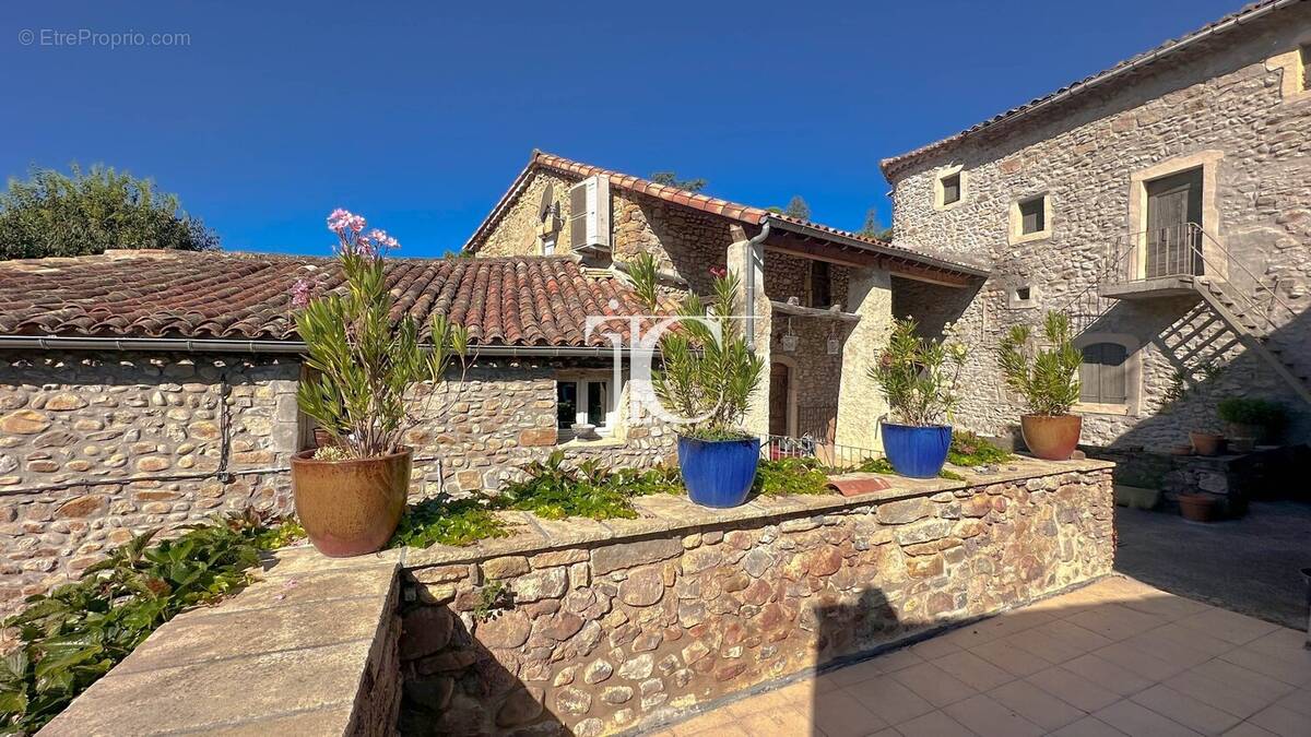 Maison à MEYRANNES