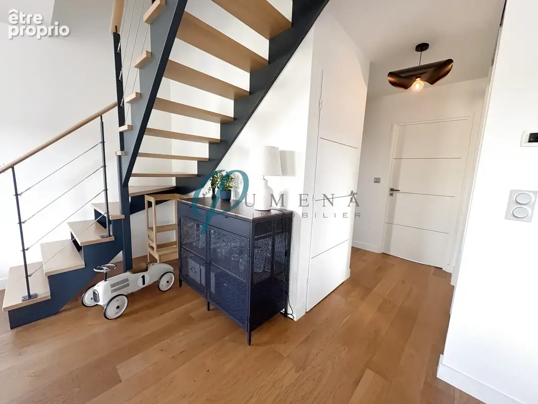 À vendre, Maison contemporaine lumineuse et chaleureuse, située au calme. - photo 6