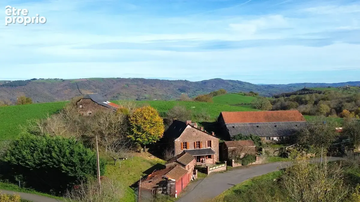 Corps de ferme de caractère avec + de 25 hectares + plusieurs dépendances - photo 2