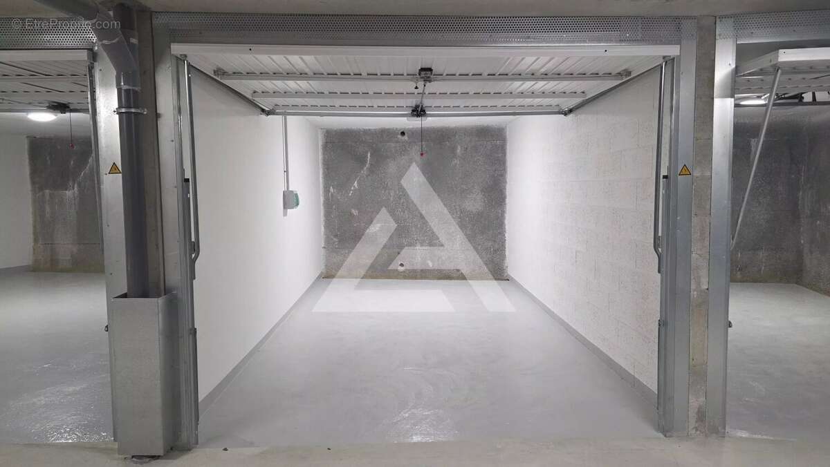 Parking à CAP-D'AIL