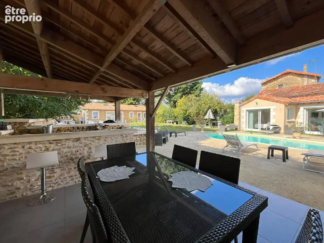 Maison de 220 m2 à Gizay avec deux logements indépendants, 5 chambres, jardin, piscine - photo 14