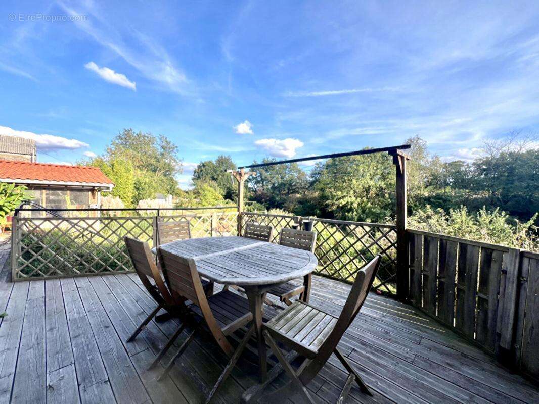 Maison à MONTFAUCON-MONTIGNE