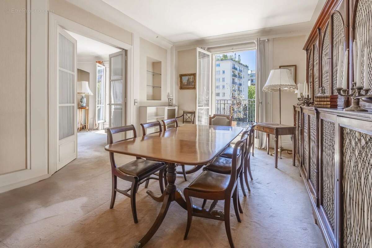 Appartement à PARIS-16E