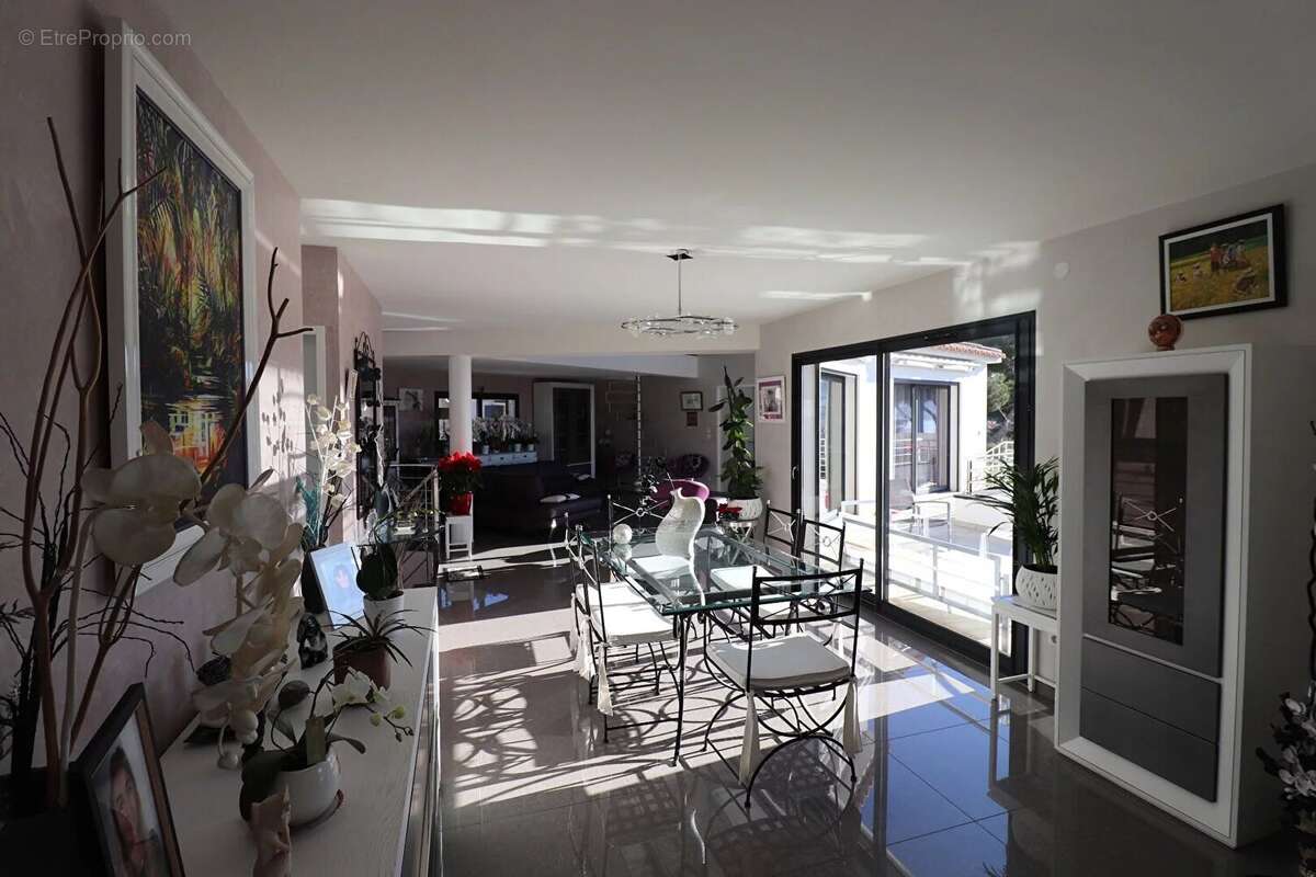 Maison à SAINT-CYR-SUR-MER