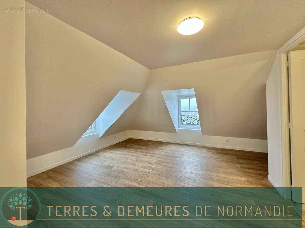 Dernier étage, vue dégagée : Studio cosy de 26,80m² à Dieppe, 76. - photo 4