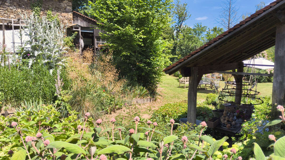 Maison d'artiste avec jardin botanique, source - Terrain 1,6 hectare - photo 24