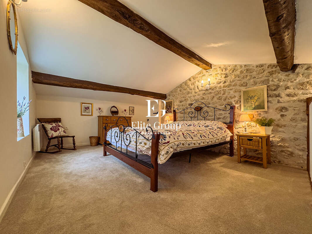 Maison à MONTMOREAU-SAINT-CYBARD