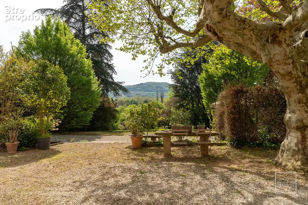 Neuville sur saone - 137m² de charme, jardin 1385m² & parking - photo 2