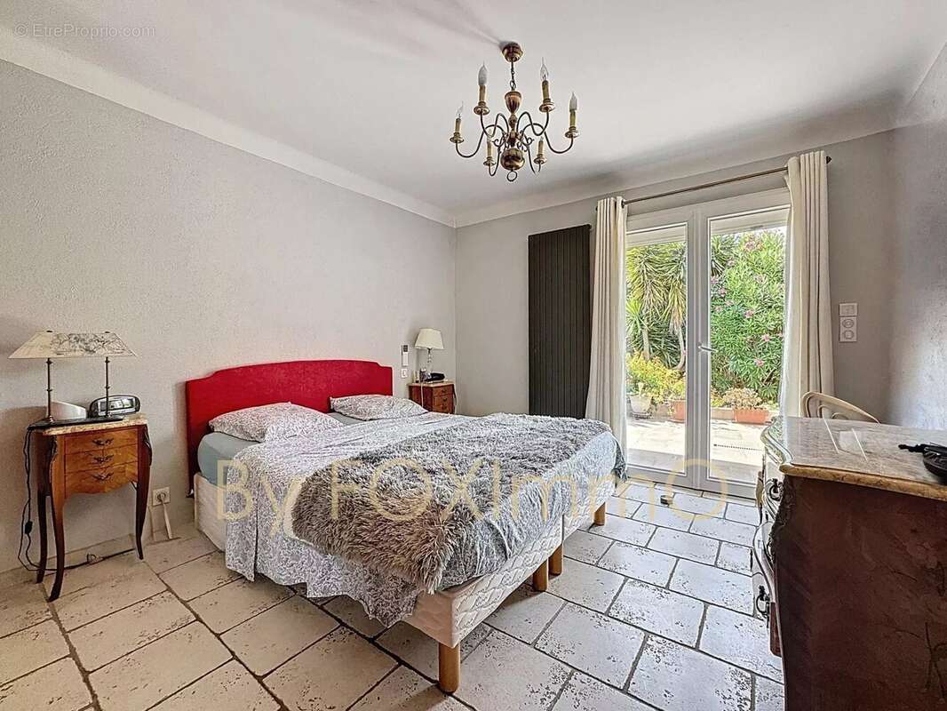 Antibes – Villa apercu mer, beaucoup charme avec potentiel,calme absolu, proche des commodités, jardin plat piscine. - photo 20