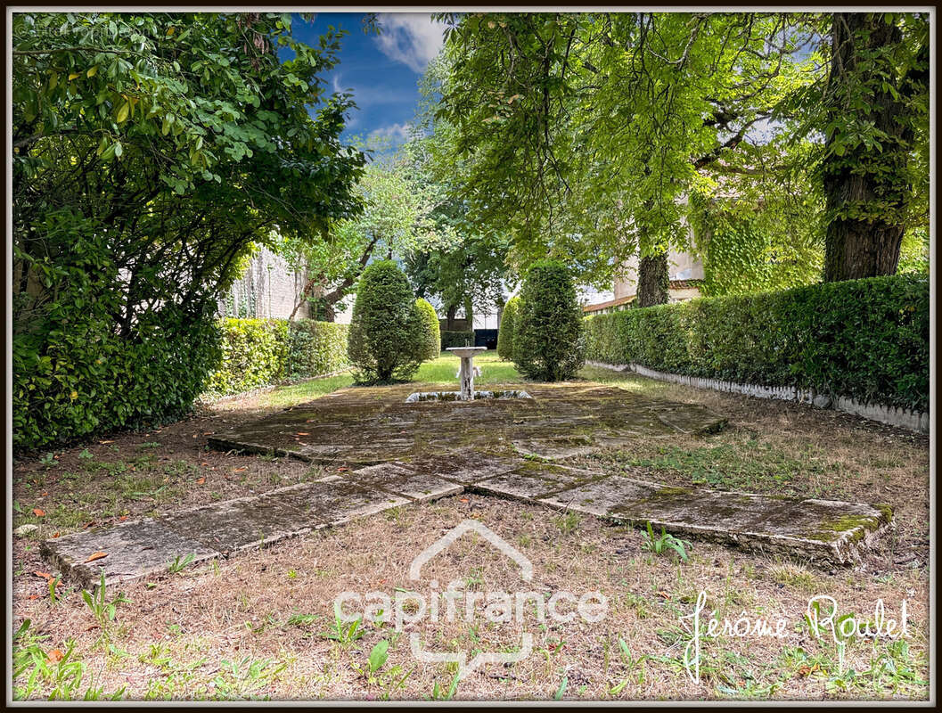 Hyper centre Neuville-de-Poitou – Maison de caractère 305 m² – Jardin, garages et fort potentiel - photo 24