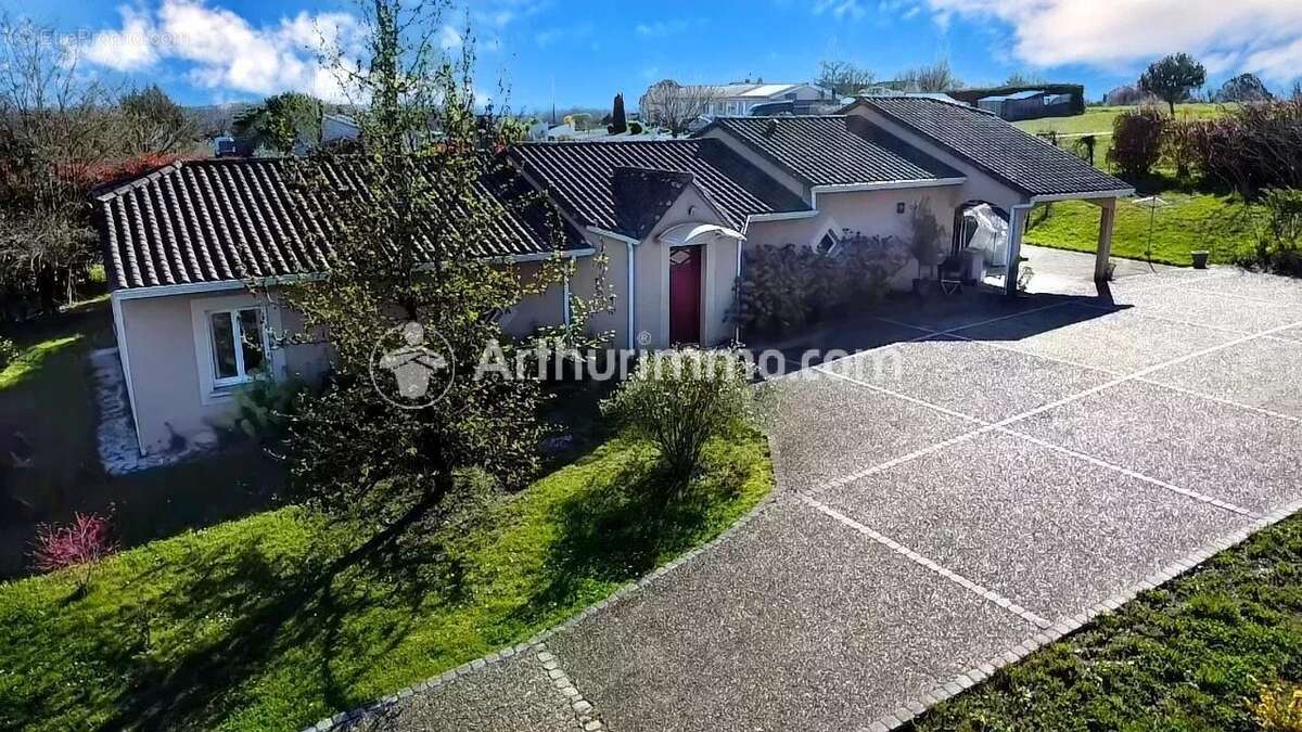 Maison à LA CHAPELLE-GONAGUET