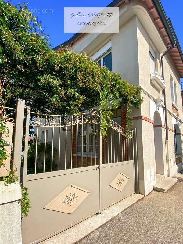 À vendre Oyonnax Centre (01100) – Demeure bourgeoise de caractère - 124 m2 - 250 m2 de terrain - photo 11